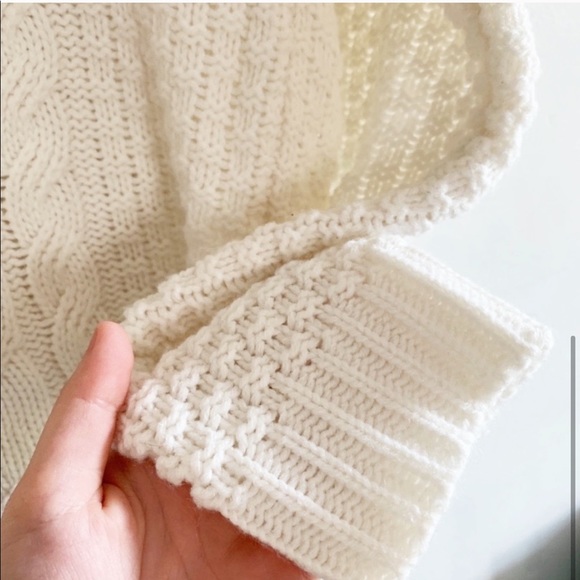 WHITE CABLE KNIT SWEATER SIZE LARGE - Picture 5 of 5
